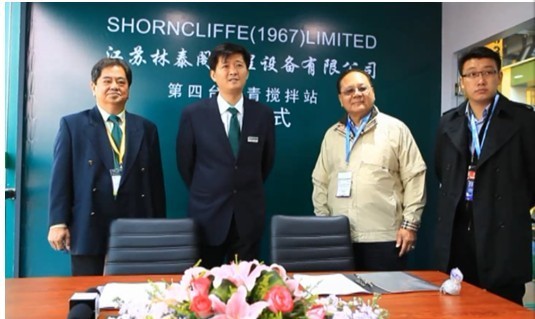 林泰阁与巴新客户一次性三台沥青搅拌站签约仪式 